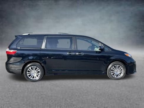 Used 2020 Toyota Sienna XLE image 4