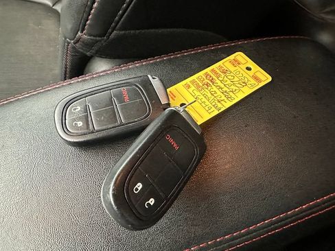 Used 2018 Jeep Cherokee Trailhawk AWD/4WD image 8