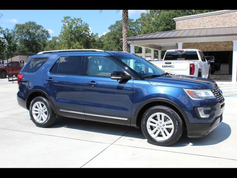 Used 2017 Ford Explorer XLT image 1