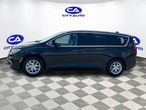 Used 2023 Chrysler Pacifica Touring-L FWD image 8