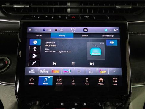 Used 2023 Jeep Grand Cherokee Overland w/ Luxury Tech Group IV image 23