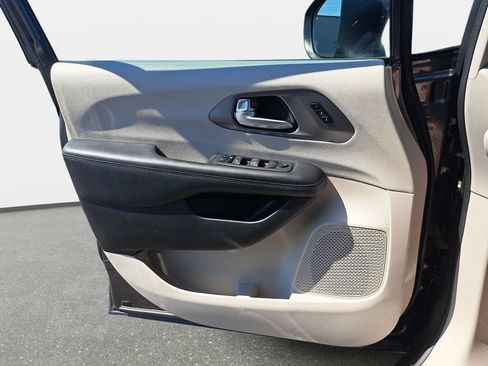 Certified 2023 Chrysler Pacifica Touring-L FWD image 27