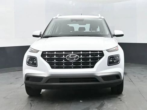 Used 2024 Hyundai Venue Limited image 3