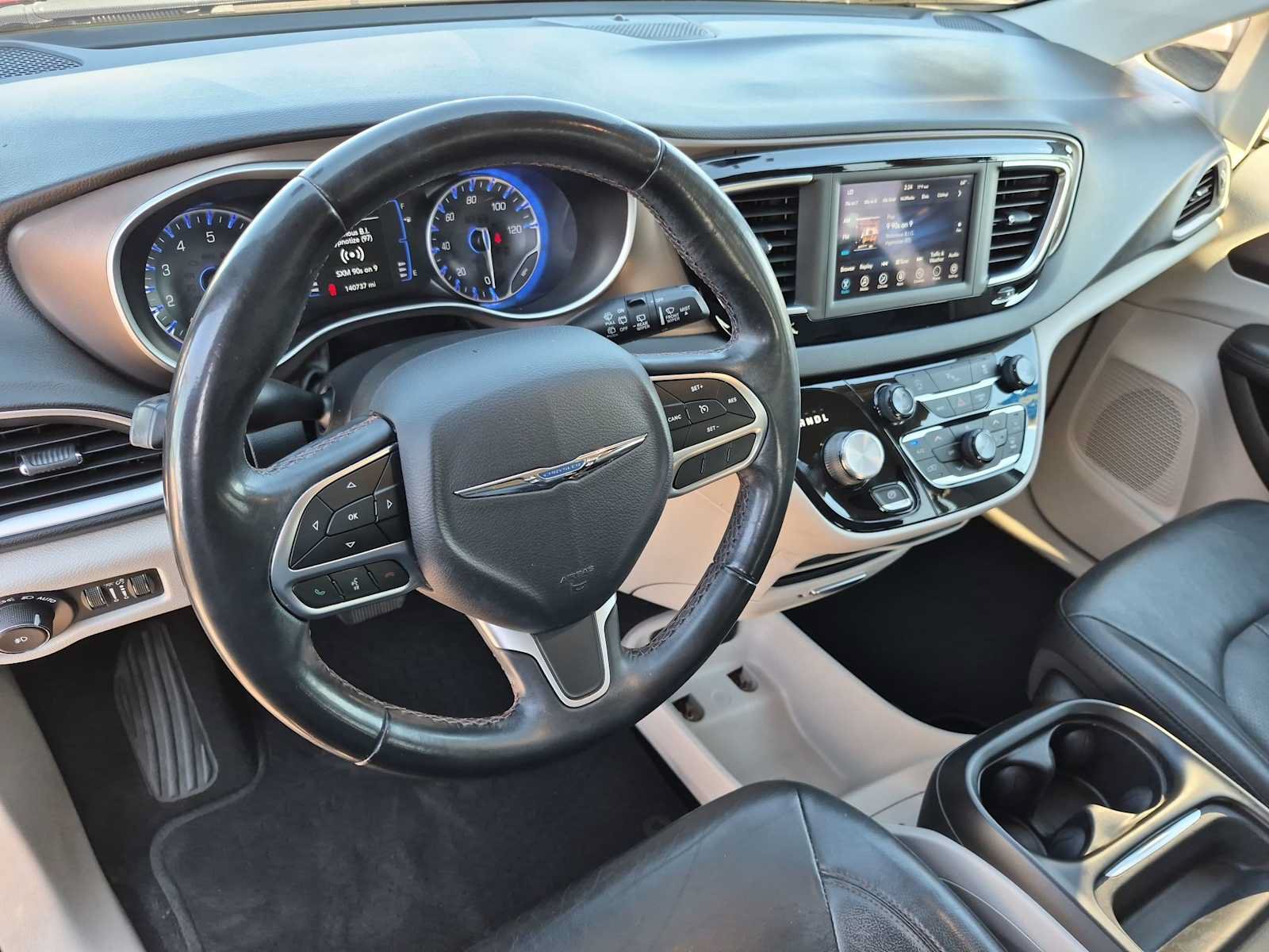 Used 2018 Chrysler Pacifica Touring-L FWD image 2