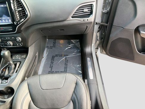 Used 2020 Jeep Cherokee Limited FWD image 17