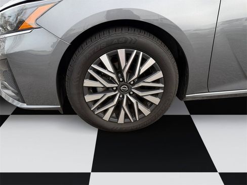 Used 2024 Nissan Altima 2.5 SV image 14