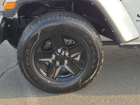 Used 2023 Jeep Gladiator Sport image 16