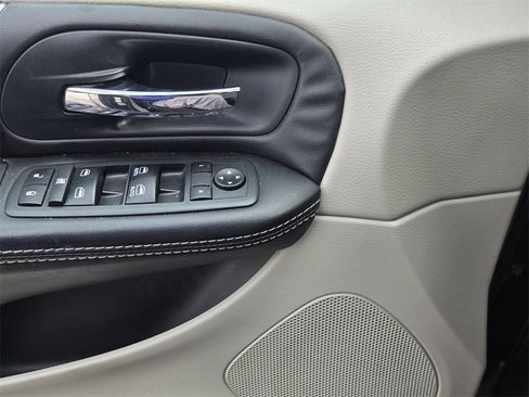 Used 2018 Dodge Grand Caravan SXT image 27