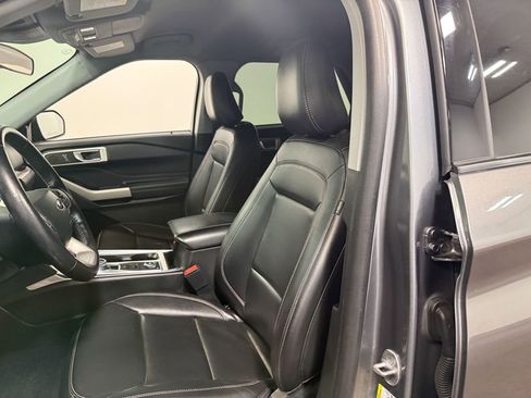 Used 2023 Ford Explorer XLT AWD/4WD image 59