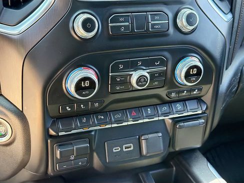 Used 2020 GMC Sierra 2500 AT4 w/ AT4 Premium Package AWD/4WD image 18