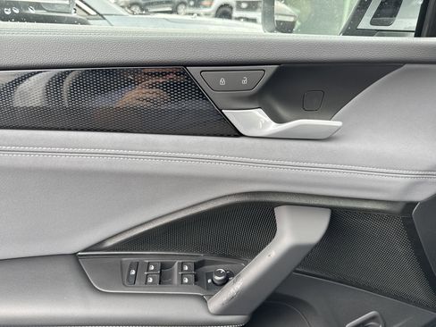 New 2025 Volkswagen Tiguan SE image 15