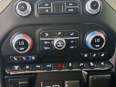 Used 2023 GMC Sierra 2500 Denali w/ Denali Ultimate Package AWD/4WD image 17