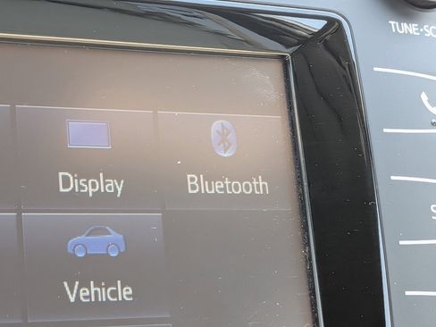 Used 2019 Toyota Highlander LE w/ Carpet Mat Package (TMS) AWD/4WD image 24