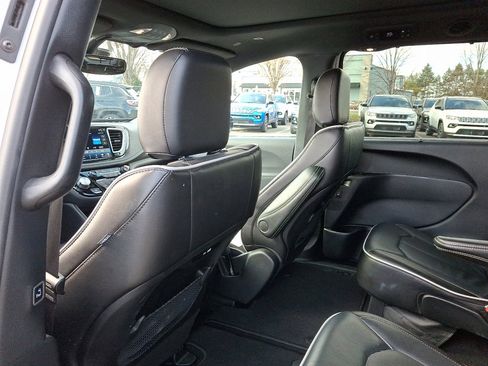 Used 2025 Chrysler Pacifica Limited image 20