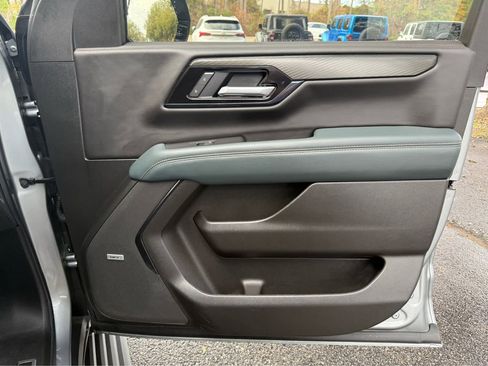 Used 2025 GMC Yukon AT4 w/ AT4 Premium Package image 18