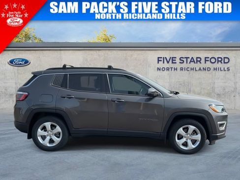 Used 2019 Jeep Compass Latitude w/ Cold Weather Group FWD image 10