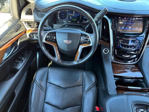 Used 2020 Cadillac Escalade ESV Luxury image 15