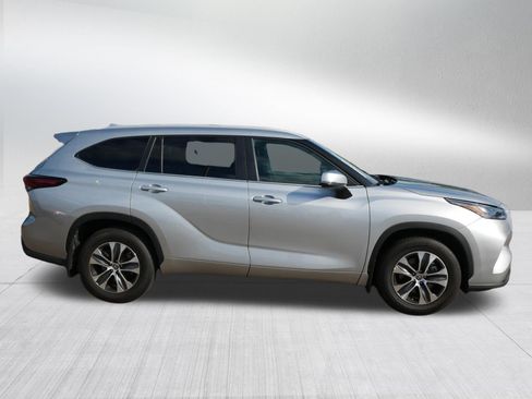 Used 2024 Toyota Highlander XLE AWD/4WD image 8