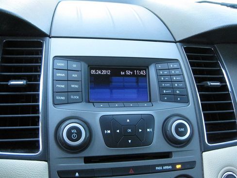 Used 2013 Ford Taurus SE image 18