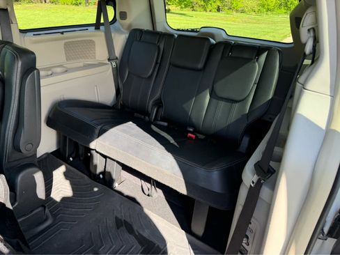 Used 2016 Chrysler Town & Country Touring FWD image 12