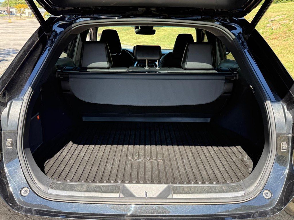 Used 2023 Toyota Venza XLE AWD/4WD image 4