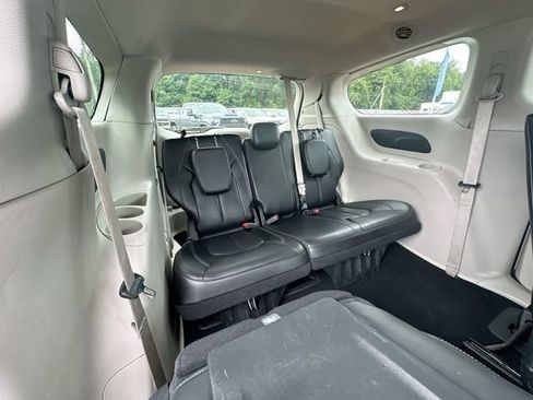 Used 2023 Chrysler Pacifica Touring-L FWD image 29