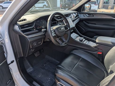 Used 2023 Jeep Grand Cherokee L Overland w/ Advanced Protech Group III image 16