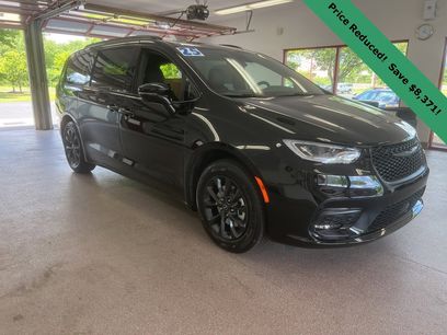 New 2025 Chrysler Pacifica Select