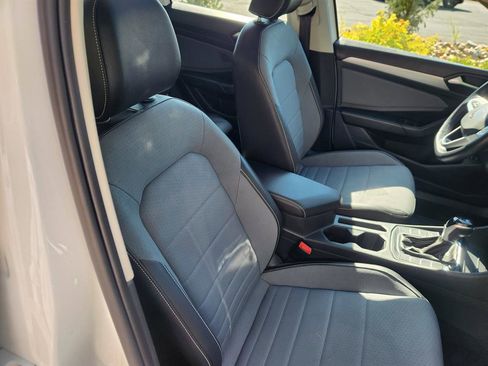 Certified 2025 Volkswagen Jetta SE w/ Sunroof Package image 12