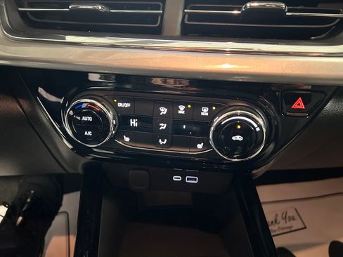 Used 2025 Chevrolet Trax LT w/ LT Convenience Package FWD image 19