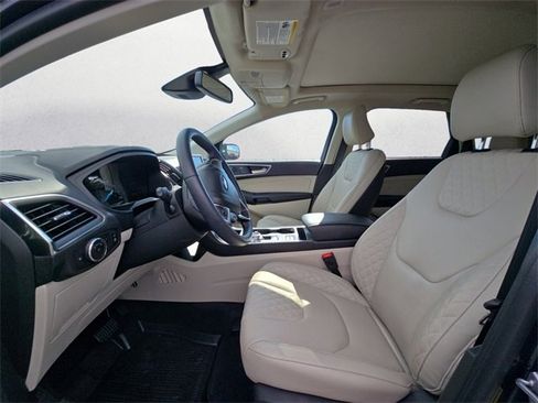 Used 2024 Ford Edge Titanium image 9