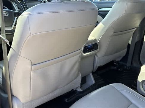 Used 2019 Toyota Highlander XLE image 14
