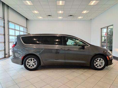 Used 2023 Chrysler Voyager LX FWD image 2