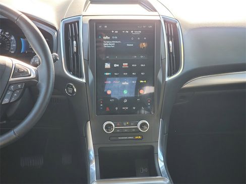 Used 2024 Ford Edge Titanium image 25