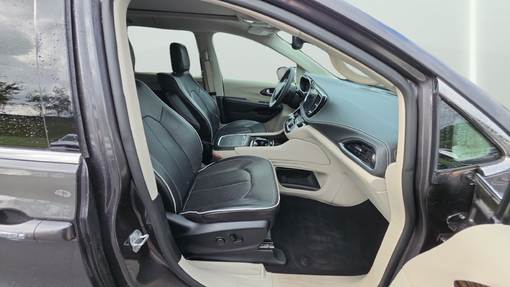 Used 2023 Chrysler Pacifica Limited w/ Uconnect Theater Family Group FWD image 14