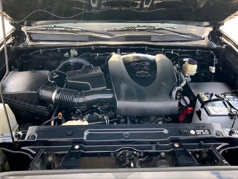 Used 2017 Toyota Tacoma TRD Sport w/ Tow Package image 31