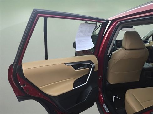 Used 2021 Toyota RAV4 XLE Premium image 21