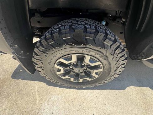 Used 2020 Toyota Tacoma TRD Off-Road AWD/4WD image 34
