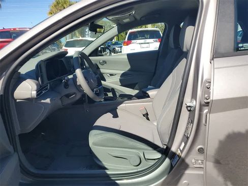 Used 2023 Hyundai Elantra SE image 20