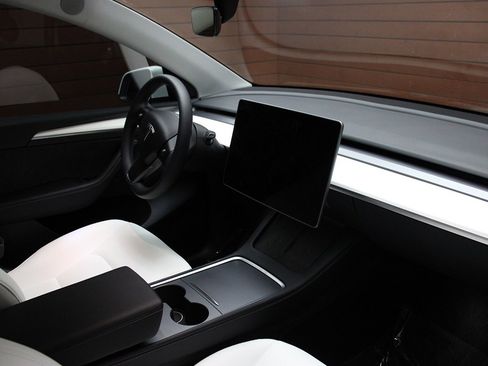 Used 2022 Tesla Model Y Long Range image 21