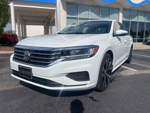 Used 2022 Volkswagen Passat 2.0T SE image 2