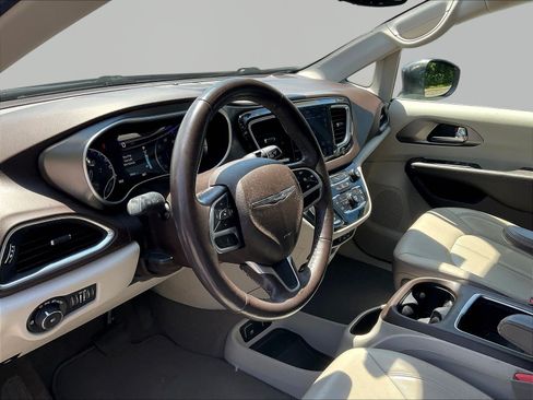 Used 2019 Chrysler Pacifica Touring-L Plus FWD image 17