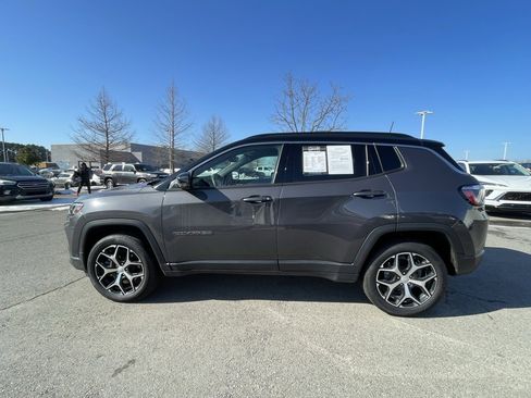 Used 2024 Jeep Compass Limited image 4