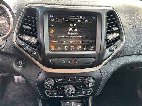Used 2016 Jeep Cherokee Latitude w/ Comfort/Convenience Group FWD image 16