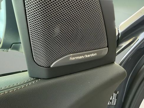 Used 2024 BMW X7 xDrive40i w/ Executive Package image 19