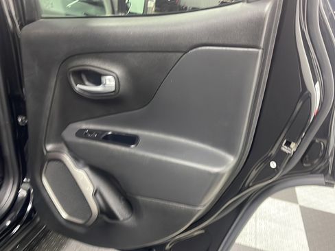 Used 2019 Jeep Renegade Limited w/ UConnect 8.4 Nav Group AWD/4WD image 18