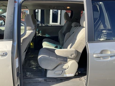 Used 2015 Toyota Sienna LE image 7