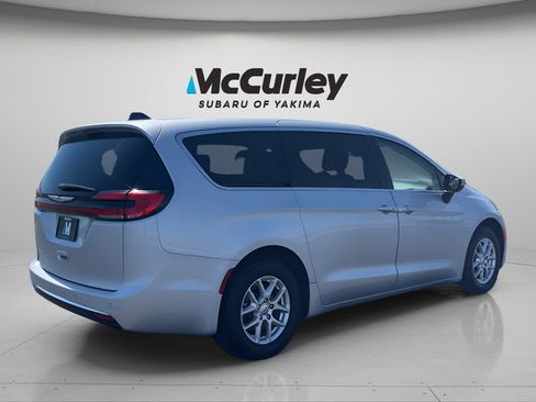 Used 2023 Chrysler Pacifica Touring-L FWD image 6