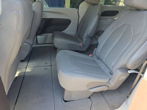 Used 2017 Chrysler Pacifica Touring FWD image 9