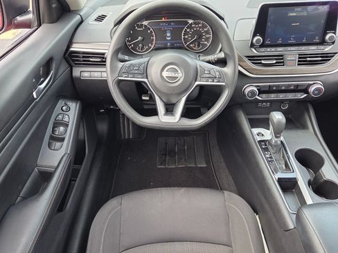 Used 2025 Nissan Altima 2.5 SV FWD image 7